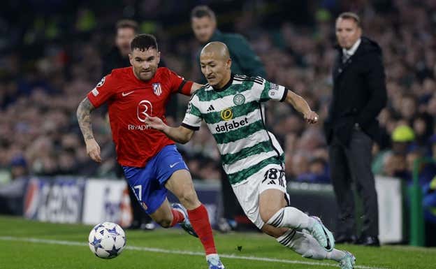 Javi Galán persigue a Maeda.  AFP