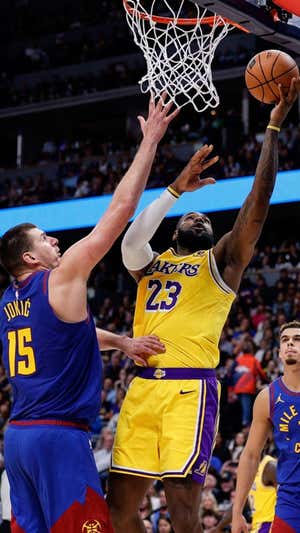 LeBron anota ante Jokic. USA TODAY SPORTS