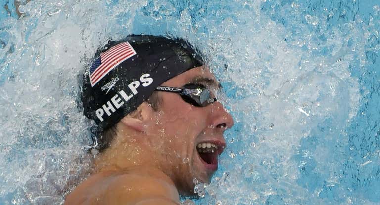 Michael Phelps nadando.