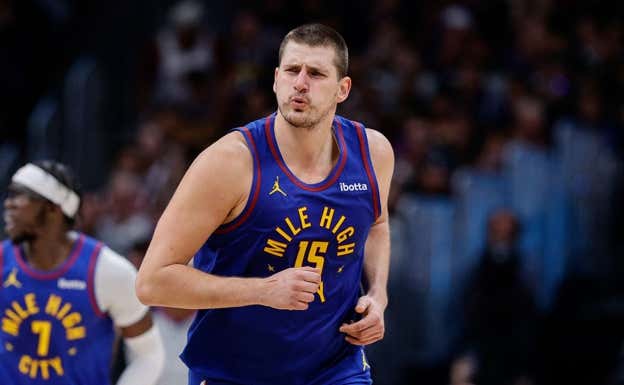 Jokic resopla tras una canasta en el último cuarto ante los Lakers, en el partido inaugural de la temporada.  USA TODAY Sports