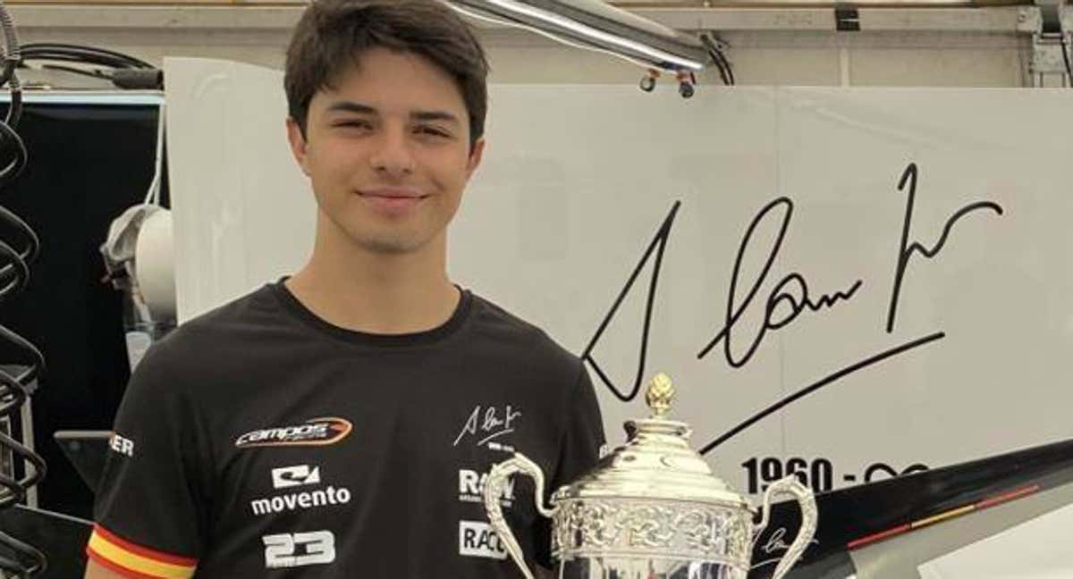 Pepe Martí posa con su trofeo de ganador de la carrera Sprint de la F3 en Mónaco. /S. Lillo