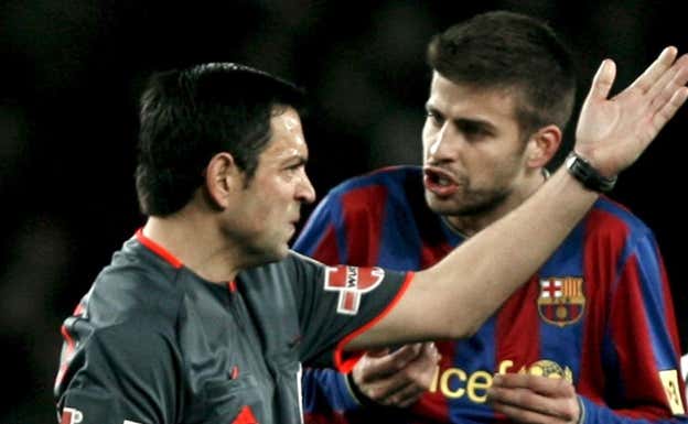 Piqué pide explicaciones a Teixeira Vitienes. EFE