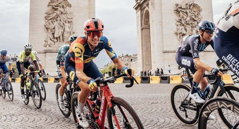 Ciclistas llegando a París durante el Tour de Francia.
