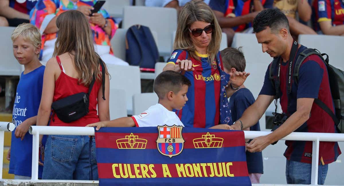 Aficionados del Barcelona en el estadio Lluis Companys en el partido contra el Tottenham Hostpur FC./AFP: URBANANDSPORT / NURPHOTO