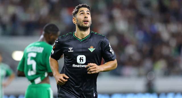 Pezzella frena y Ayoze desatasca al Betis para colocarlo líder