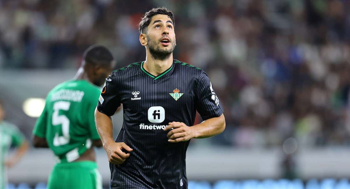 El bético Ayoze celebra su gol al Aris.