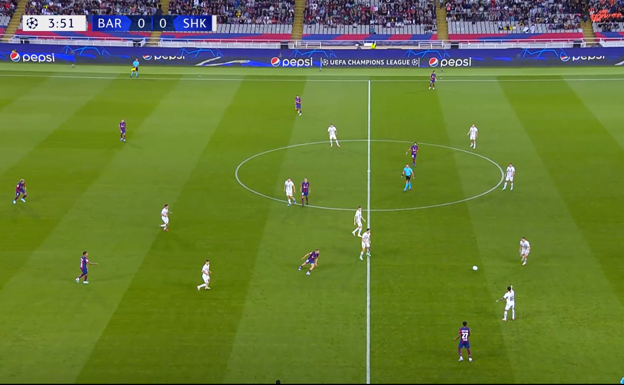 El pase, demasiado vertical, supone una pérdida para el Barça.