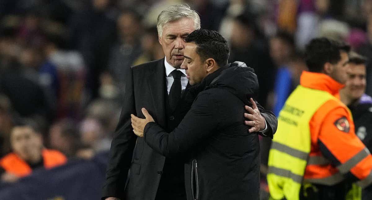 Xavi y Ancelotti se abrazan en un Clásico reciente.