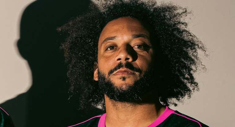 Marcelo posa con la nueva camiseta de Fluminense.