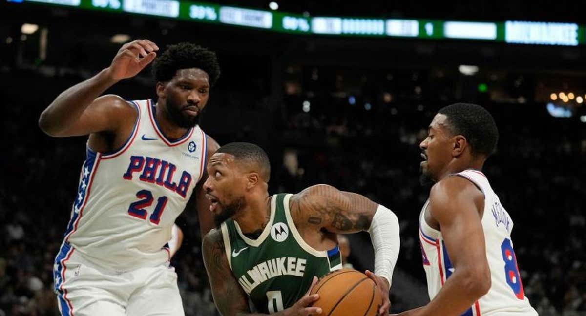 Damian Lillard durante su estreno oficial con la camiseta de los Milwaukee Bucks, ante Joel Embiid/ AFP