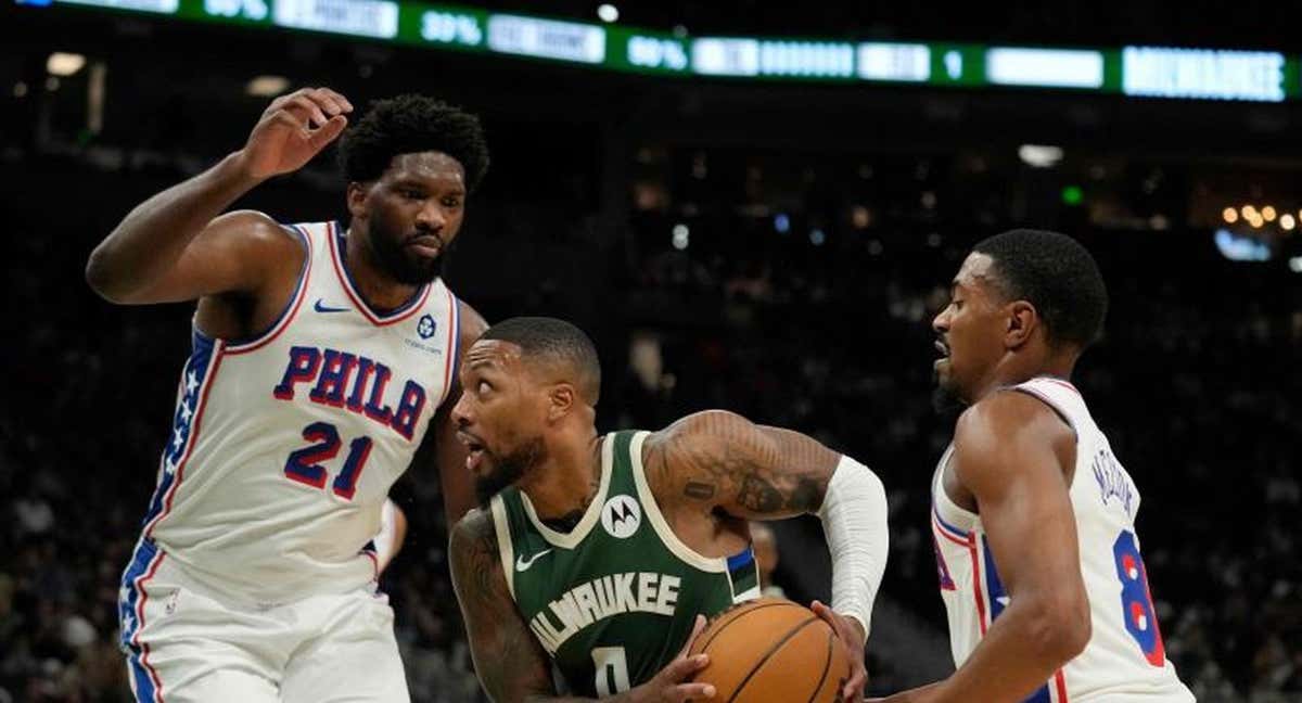 Damian Lillard durante su estreno oficial con la camiseta de los Milwaukee Bucks, ante Joel Embiid