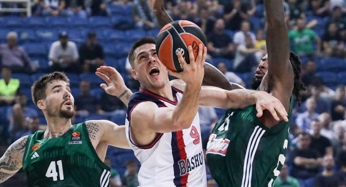 Vanja Marinkovic trata de anotar ante la defensa de Juancho Hernangómez y Mathias Lessort
