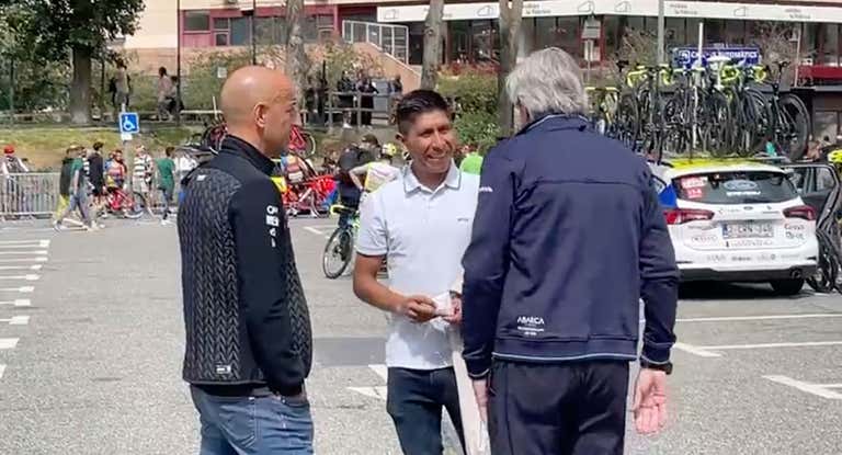 Nairo Quintana (en el centro) conversa con Joxean Fernández 'Matxin' (a la izquierda de la imagen) y Eusebio Unzué (a la derecha) en la salida de la 4ª etapa de la Vuelta a España 2023 desde Andorra.