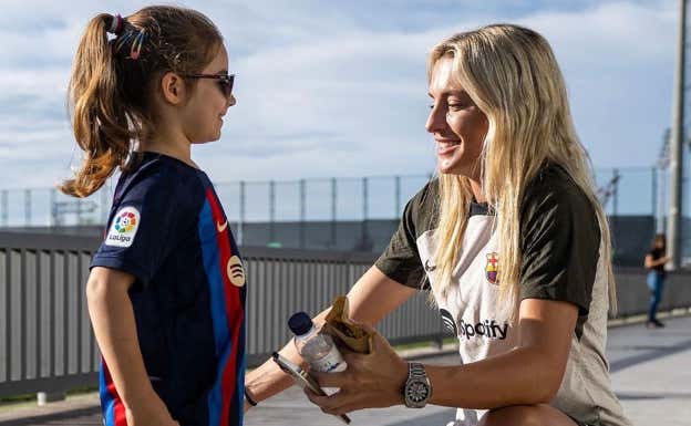 Alexia Putellas junto a una niña.  FCB FUNDATION