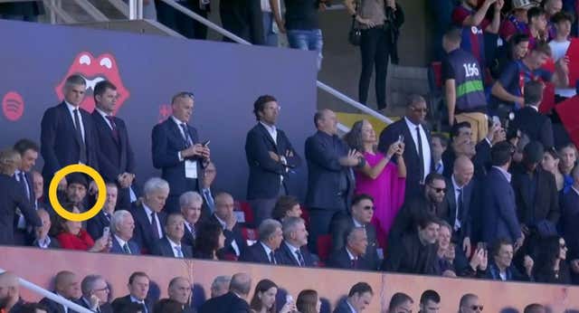 Miquel Camps, quien tuiteó contra Vinicius, sentado detrás de dos directivos del Real Madrid en el palco de Montjuic