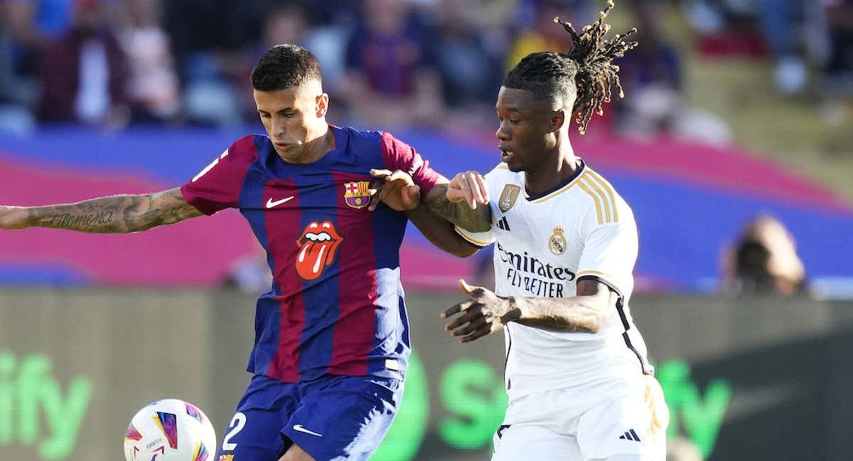 Cancelo y Camavinga disputan un balón durante el Clásico./EFE