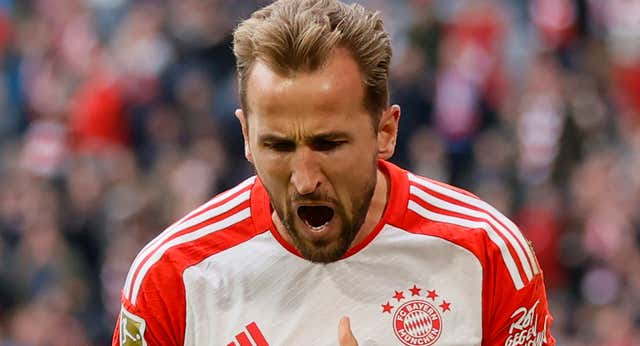 Exhibición del Bayern en un partido de locura: tres expulsiones y un gol de Kane desde el centro del campo