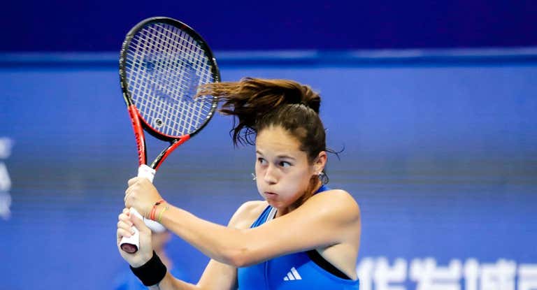 Daria Kasatkina golpea la bola ante Haddad Maia en el torneo de Zhuhai.