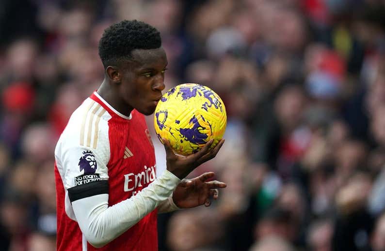 Nketiah pide paso con un hat-trick y el Arsenal sigue sin perder