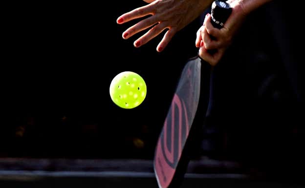 Pala y pelota de pickleball.  Getty Images