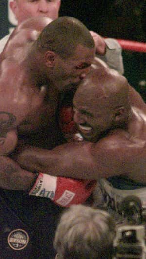 Tyson en el momento del mordisco a Hollyfield. Reuters