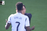 Vinicius fue el otro protagonista: pique con Xavi, Ancelotti se lo llevó de la mano por evitar un lío...