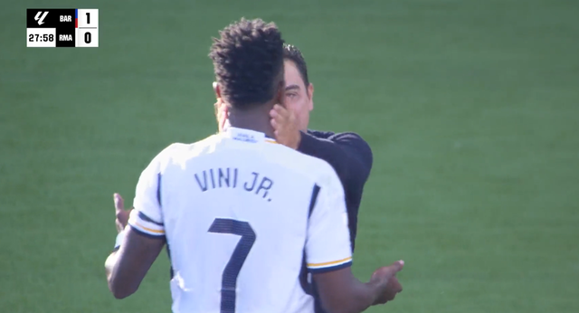 Vinicius fue el otro protagonista: pique con Xavi, Ancelotti se lo llevó de la mano por evitar un lío…