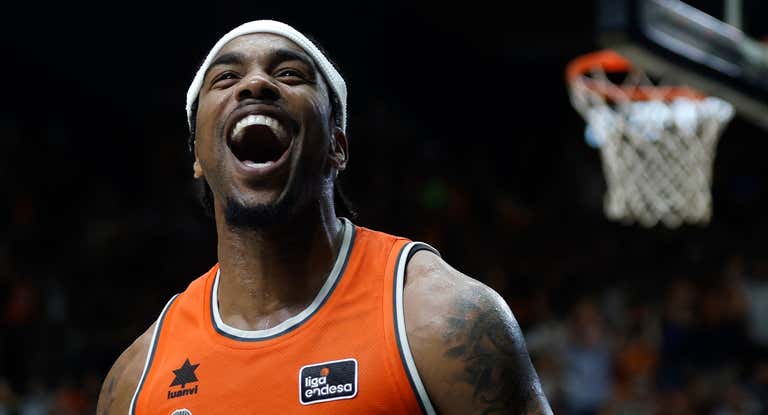Chris Jones celebra una acción durante el Valencia Basket - Barça de la jornada 7