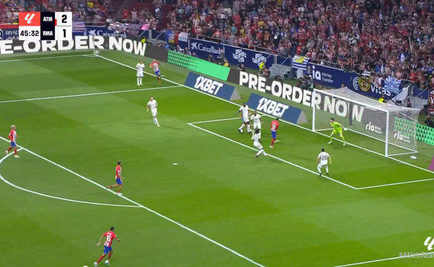 Morata remata completamente solo.  WYSCOUT