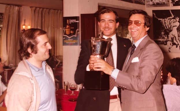 José María García y Manuel Saorín en una entrega de trofeos.  RELEVO