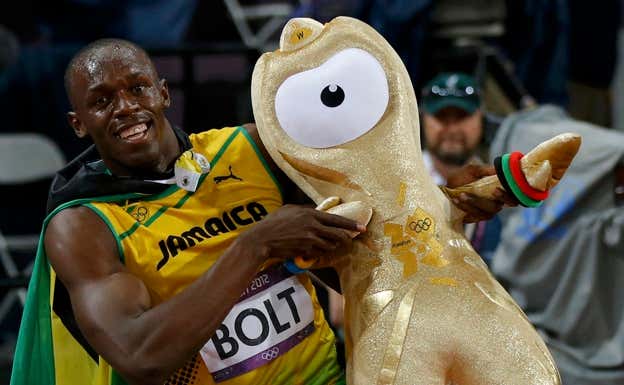 Usain Bolt con la mascota de los Juegos Olímpicos de Londres 2012. Reuters