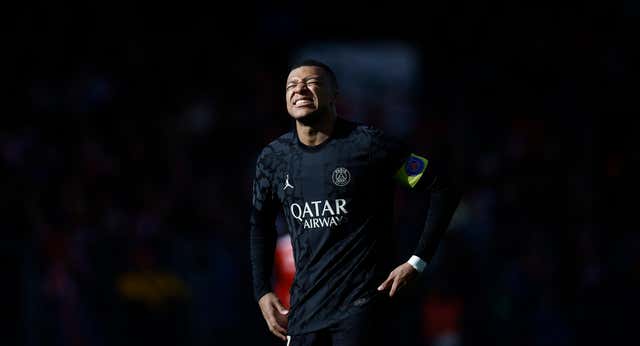 La noria de Mbappé: doblete en el 89′, enganchón con la prensa y vuelta a casa en autobús