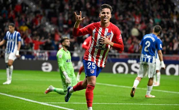 Riquelme celebró el 1-0 ante el Alavés, en el minuto 26, con su habitual gesto cada vez que hace un gol. AFP