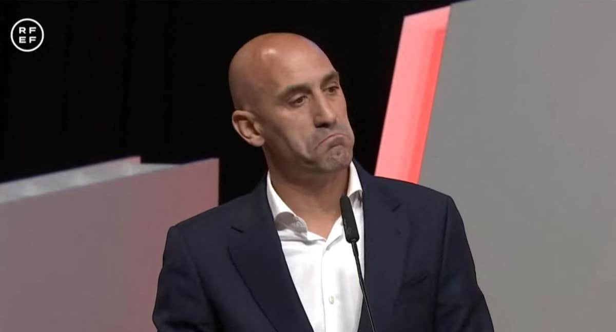 El expresidente de la RFEF, Luis Rubiales, durante la Asamblea en la que rehusó dimitir, poco antes de dimitir./RFEF