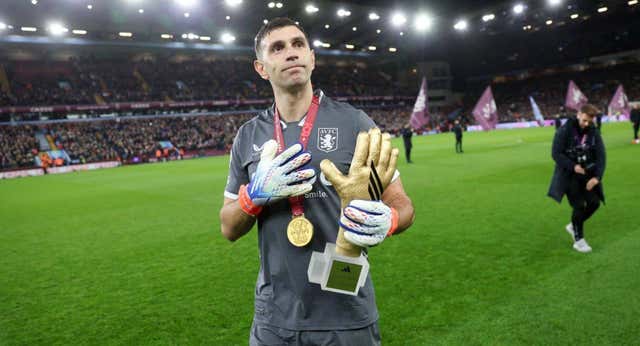 Dibu Martínez, premio Yashin, obsesionado con los ‘cleansheets’: «Celebra los goles cuando le marcan a otros porteros»