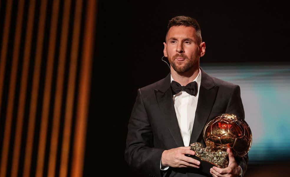 Messi gana el Balón de Oro y es infinito como Maradona: «Esto también es de él»