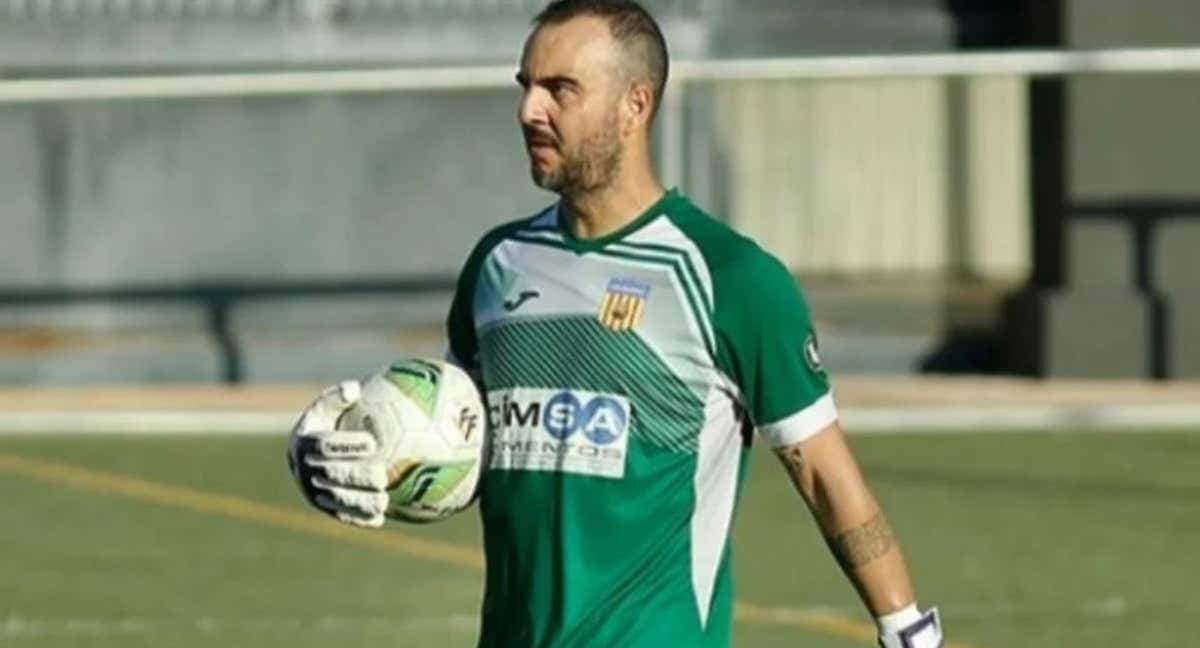 Paco Fernández, portero del Buñol, en un partido con su equipo. /Relevo