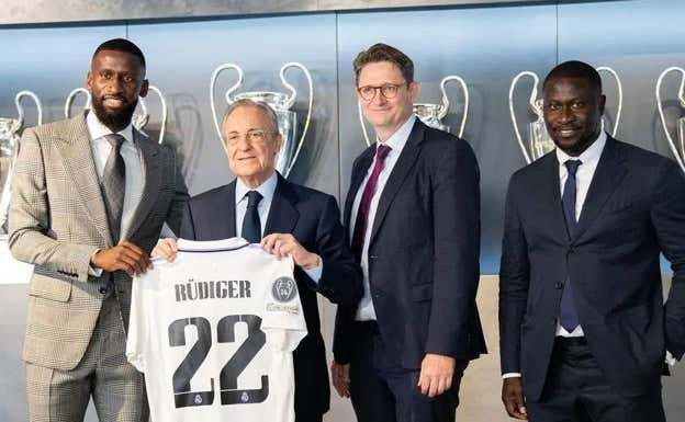 Antonio Rüdiger y Sahr Senesie junto a Florentino Pérez durante la presentación del alemán.
