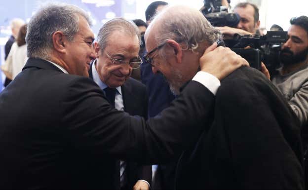 Joan Laporta y Florentino Pérez charlando con Jaume Roures.  AGENCIAS