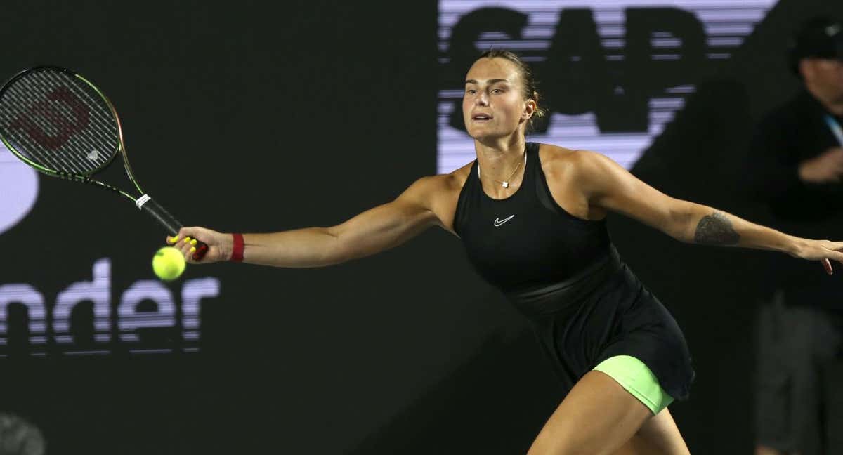 Aryna Sabalenka devuelve la bola ante Sakkari./Efe