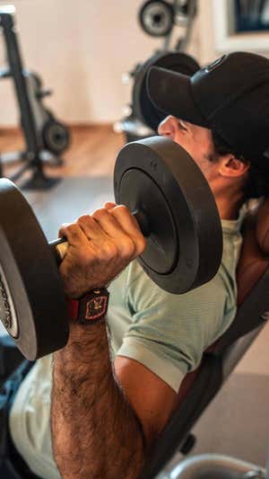Carlos Sainz se ejercita en el gimnasio.  CARLOS SAINZ