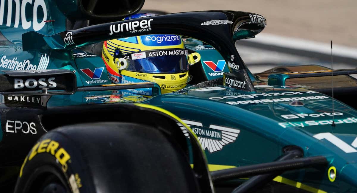 Fernando Alonso abordo de su Aston Martin./REUTERS