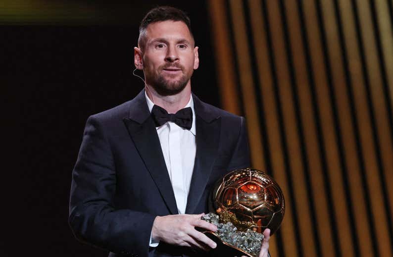 Cuánto pesa el Balón de Oro