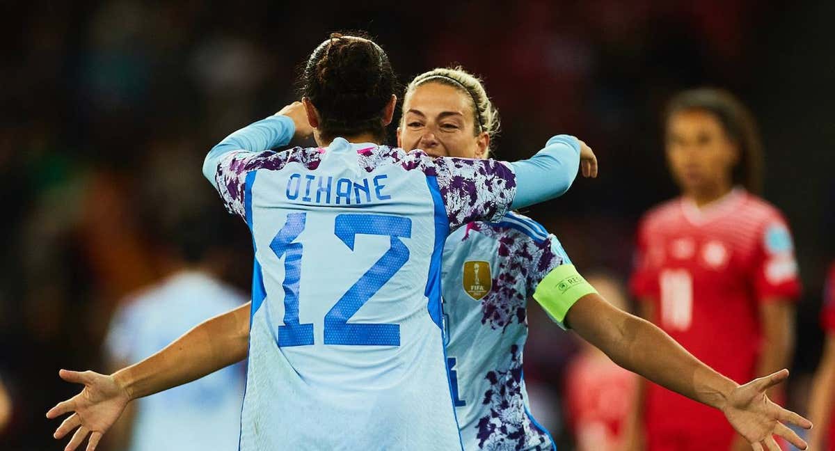 Oihane se abraza a Alexia Putellas al celebrar su primer gol con la Selección. /@SEFutbolFem