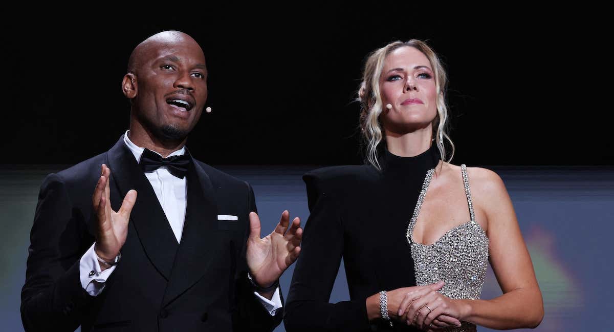 Sandy Heribert, presentadora del Balón de Oro junto a Didier Drogba.