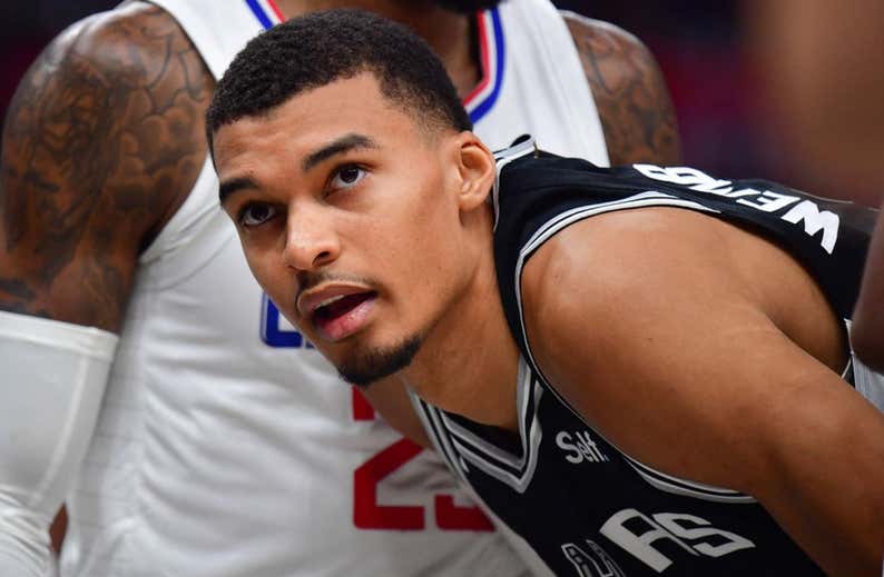 Wembanyama ya asusta a la NBA con un canastón en un final surrealista