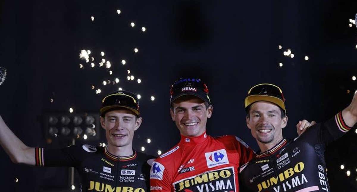 Vingegaard, Kuss y Roglic, todos del equipo Jumbo-Visma, en el podio final de la Vuelta. /AFP