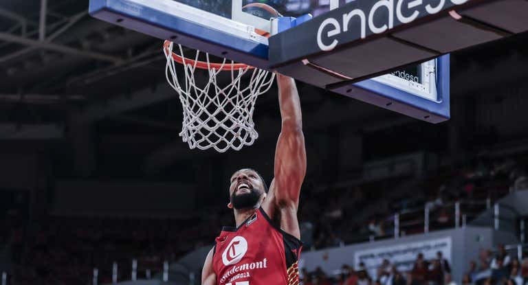 Jahlil Okafor se dispone a machacar ante el Joventut.
