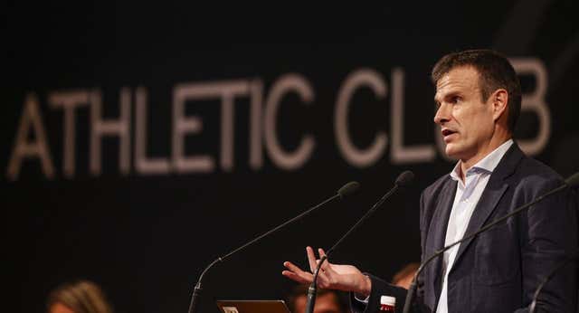 Jon Uriarte saca adelante las cuentas con el «reto» de las renovaciones