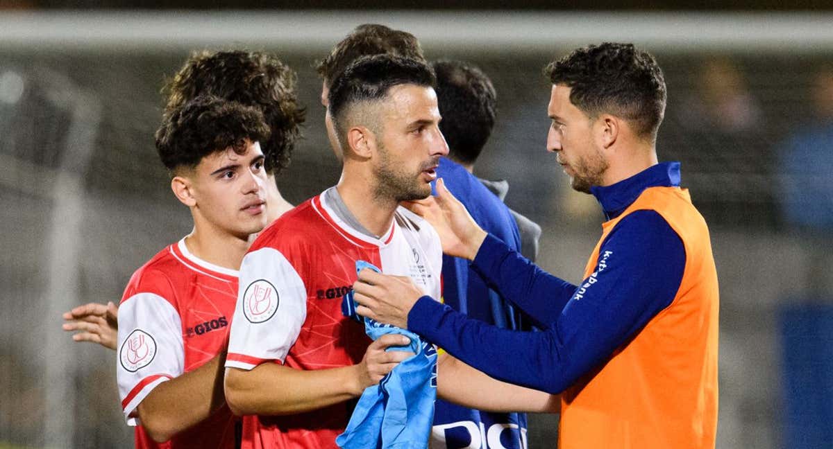 Aitor Torres y De Marcos se saluda en el campo tras el partido./Athletic Club